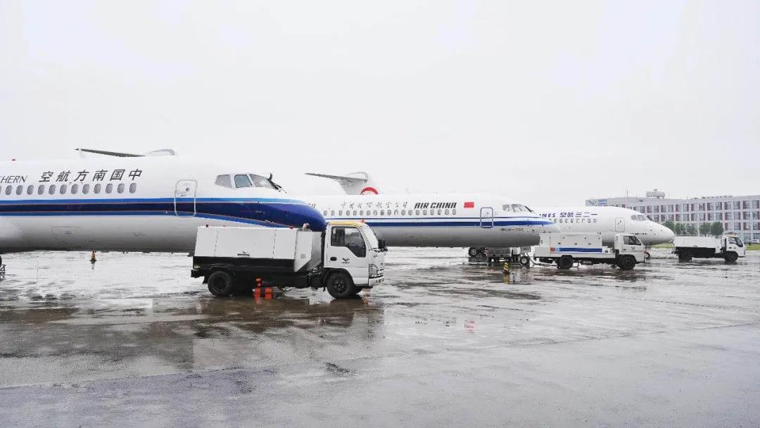 國產(chǎn)ARJ21飛機(jī) 國產(chǎn)ARJ21飛機(jī)